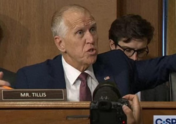 华泰优配 '奉陪到底'重创美经济 农业州哀鸿遍野企业集体倒戈